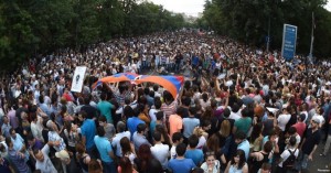 Тысячи протестующих вновь вышли на улицы Еревана: "прямая трансляция"