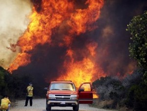 В Калифорнии около 100 домов уничтожено бушующими пожарами