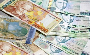 Армянский драм продолжает укрепляться к доллару