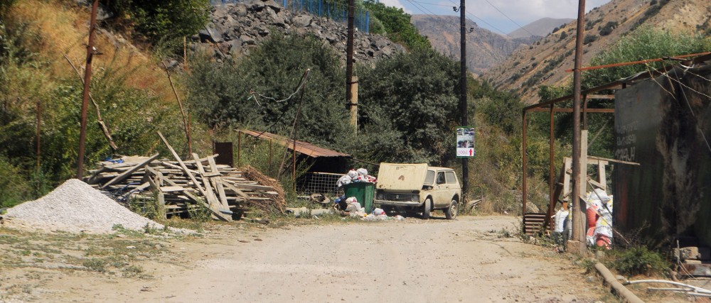 Гарни-Гегард: Туристическая Армения тонет в мусоре