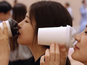 В Корее появились кофейные стаканы для поцелуев