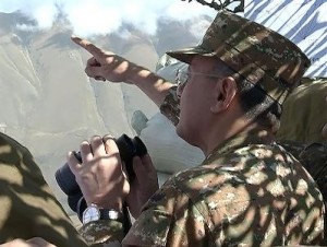 Министр обороны Армении посетил боевые опорные пункты и поблагодарил личный состав за преданную службу