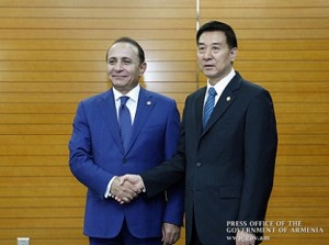 Премьер Армении встретился с вице-премьером Ван Юнօм