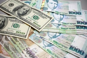 В Армении падает курс доллара и евро