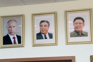 В российской школе в один ряд повесили портреты Путина, Ким Ир Сена и Ким Чен Ира