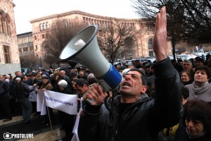 У здания Правительства Армении сотрудники «Наирита» требуют перезапуска завода