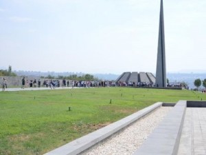 Участники 3-го Международного форума выпускников МГИМО почтили память жертв Геноцида армян