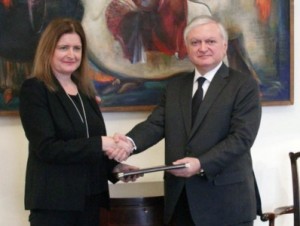 Посол Великобритании вручила копии верительных грамот главе МИД Армении
