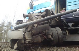 Грузовик ВС Азербайджана столкнулся с поездом