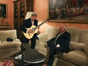 Глава МИД Испании подарил Керри гитару