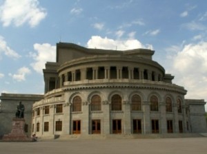 28 октября в Ереванской Опере почтут память героя Карабаха Татула Крпеяна