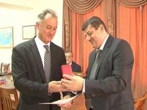 Премьер-министр НКР наградил Роберта Эммияна памятной медалью