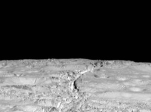 Зонд Cassini прислал снимки странных трещин на Энцеладе