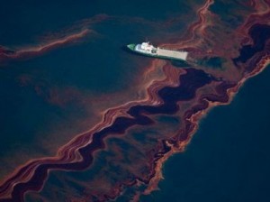 В Японии столкнулись два танкера, произошел разлив нефти