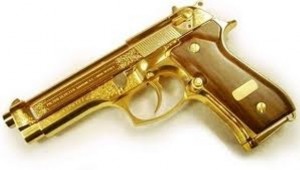 В Ереване у мусорного бака нашли Colt-1911 золотистого цвета