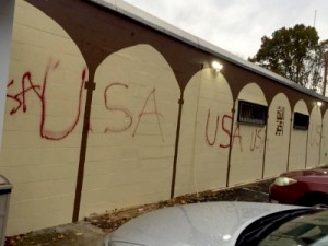 Мечеть в США разрисовали граффити «USA»