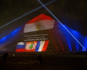 Египетские пирамиды окрасили в цвета флагов России, Франции и Ливана