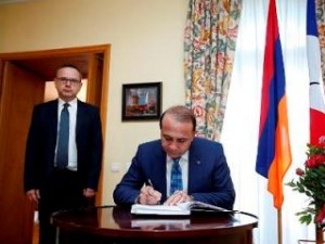 Премьер Армении оставил запись в книге соболезнований посольства Франции
