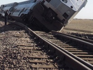 Десять человек погибли при сходе поезда с рельсов в Пакистане