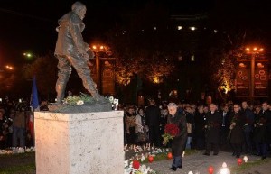 На площади Франции в Ереване зажигают свечи в память о жертвах терактов в Париже