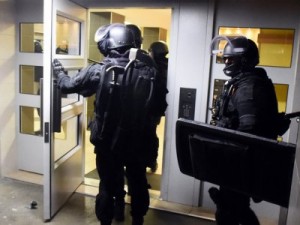 В номере соучастника теракта в Париже найдены шприцы и иглы