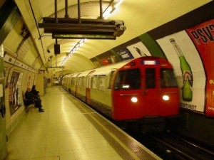 Пенсионер толкнул мусульманку под поезд в метро Лондона