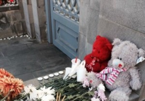 Жители Еревана третий день несут цветы и игрушки к посольству России