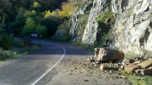 Обломки скалы объемом 3 куб. м упали на проезжую часть дороги