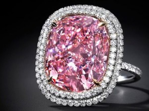 Кольцо с розовым бриллиантом продано за $28,8 млн на торгах в Женеве