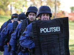 Эстонская полиция обстреляла беженцев резиновыми пулями