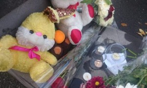 Армяне продолжают нести цветы и мягкие игрушки к зданию посольства России в Ереване