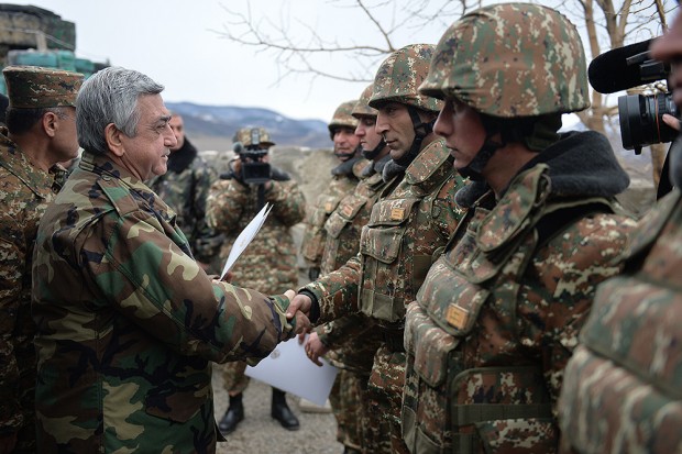 Президент Армении посетил боевые посты и поздравил военнослужащих с Новым годом
