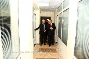 Бако Саакян посетил новый офис редакции республиканской газеты "Азат Арцах"