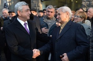 Президент Армении присутствовал на открытии скульптурной группы «Запоздалая фотография»