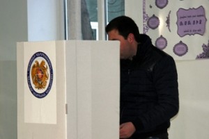 В Армении в 20:00 закрылись все избирательные участки на конституционном референдуме