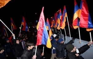 Между участниками шествия и полицейскими в Ереване произошла потасовка