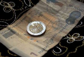 Азербайджанский манат девальвировал на треть