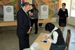 Первый президент Армении проголосовал и призвал граждан принять участие в референдуме