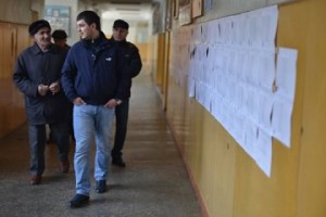 У избирательного участка 1/11 в Аване группа мужчин раздают молодежи паспорта