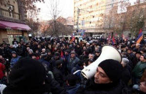В Ереване проходит шествие против результатов конституционного референдума