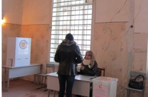 В Масисе избирателям выдают проголосованные бюллетени и предлагают опустить их в избирательную урну