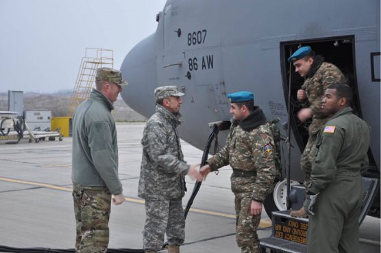 Американские офицеры встретили армянских миротворцев, вернувшихся на Родину из Косово