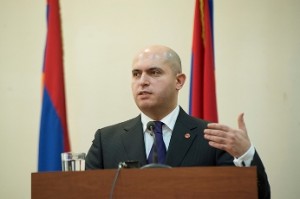 Министр образования Армении прооперирован после перелома ноги