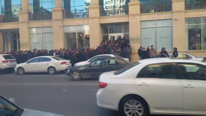 Азербайджанцы атакуют единственный банк, чтобы купить доллары и евро: Паника в Баку