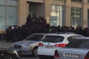 Азербайджанцы атакуют единственный банк, чтобы купить доллары и евро: Паника в Баку