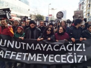 В Стамбуле спустя 9 лет после убийства тысячи людей скорбят по Гранту Динку