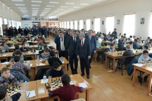 Серж Саргсян понаблюдал за игрой юных шахматистов на турнире памяти Андраника Маркаряна