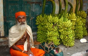 В Индии из вора извлекли золотую цепочку при помощи 48 бананов