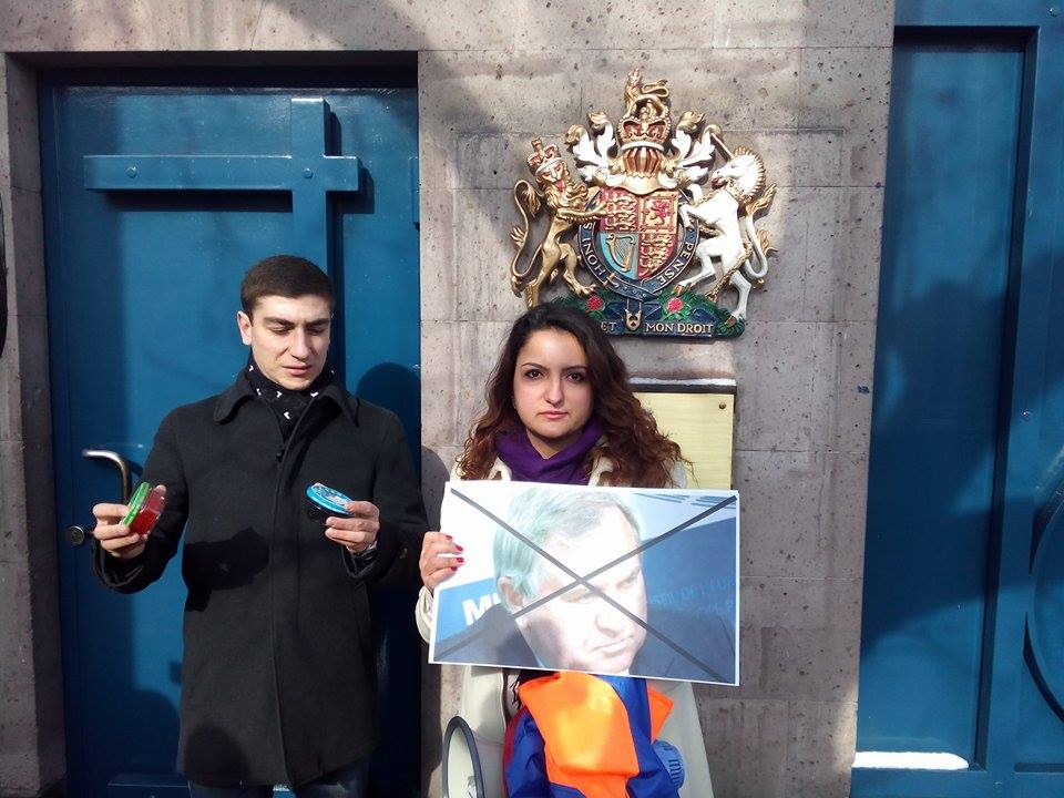 "Икорная" акция протеста у посольства Великобритании в Ереване