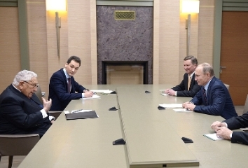 Путин обсудил с Генри Киссинджером вопросы мировой политики